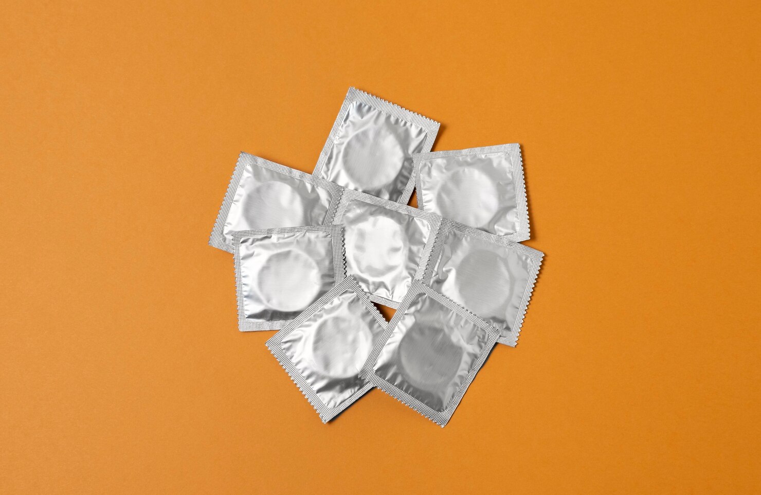 balení kondomů
