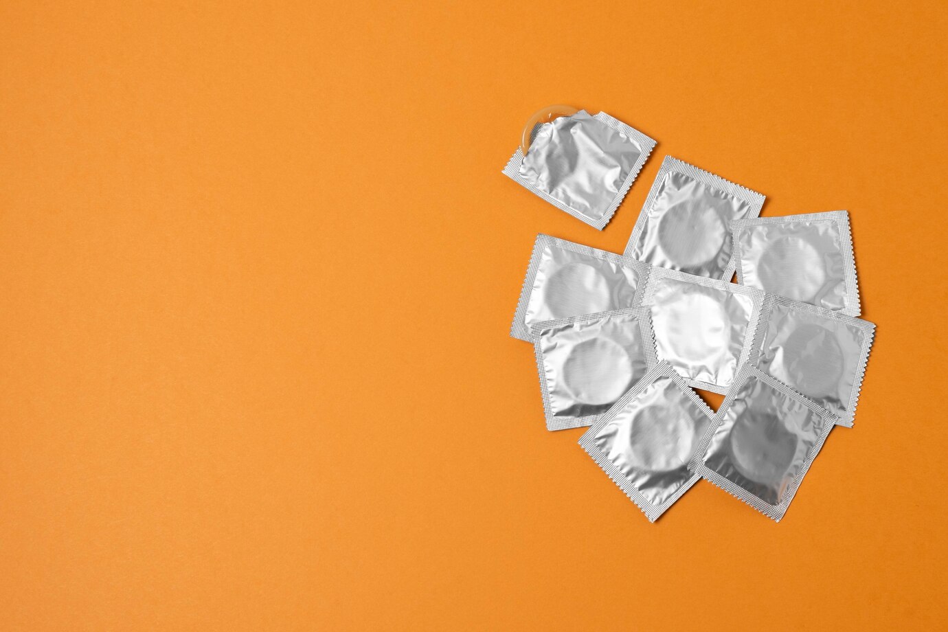 balení kondomů