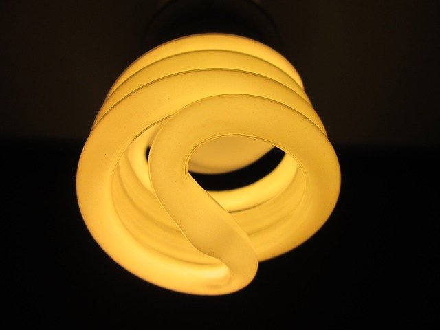 žlutá stočená žárovka