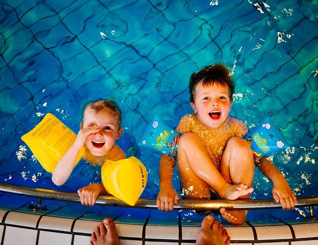děti u kraje bazénu