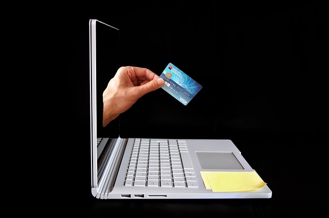 online nákup, počítač, kreditní karta
